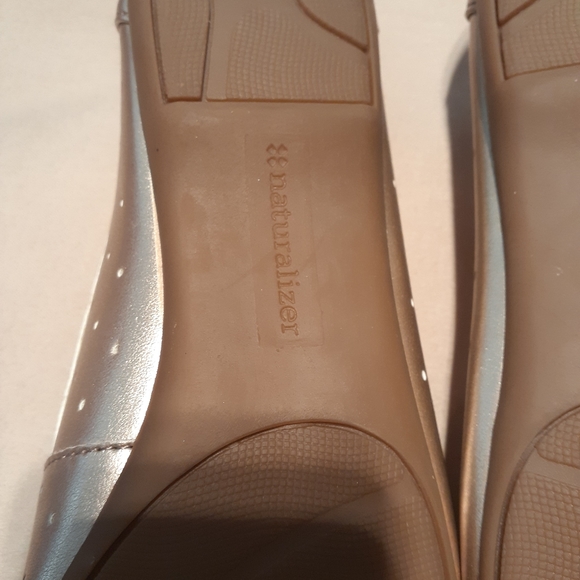 Ladies Naturalizer gold loafers - Picture 3 of 5